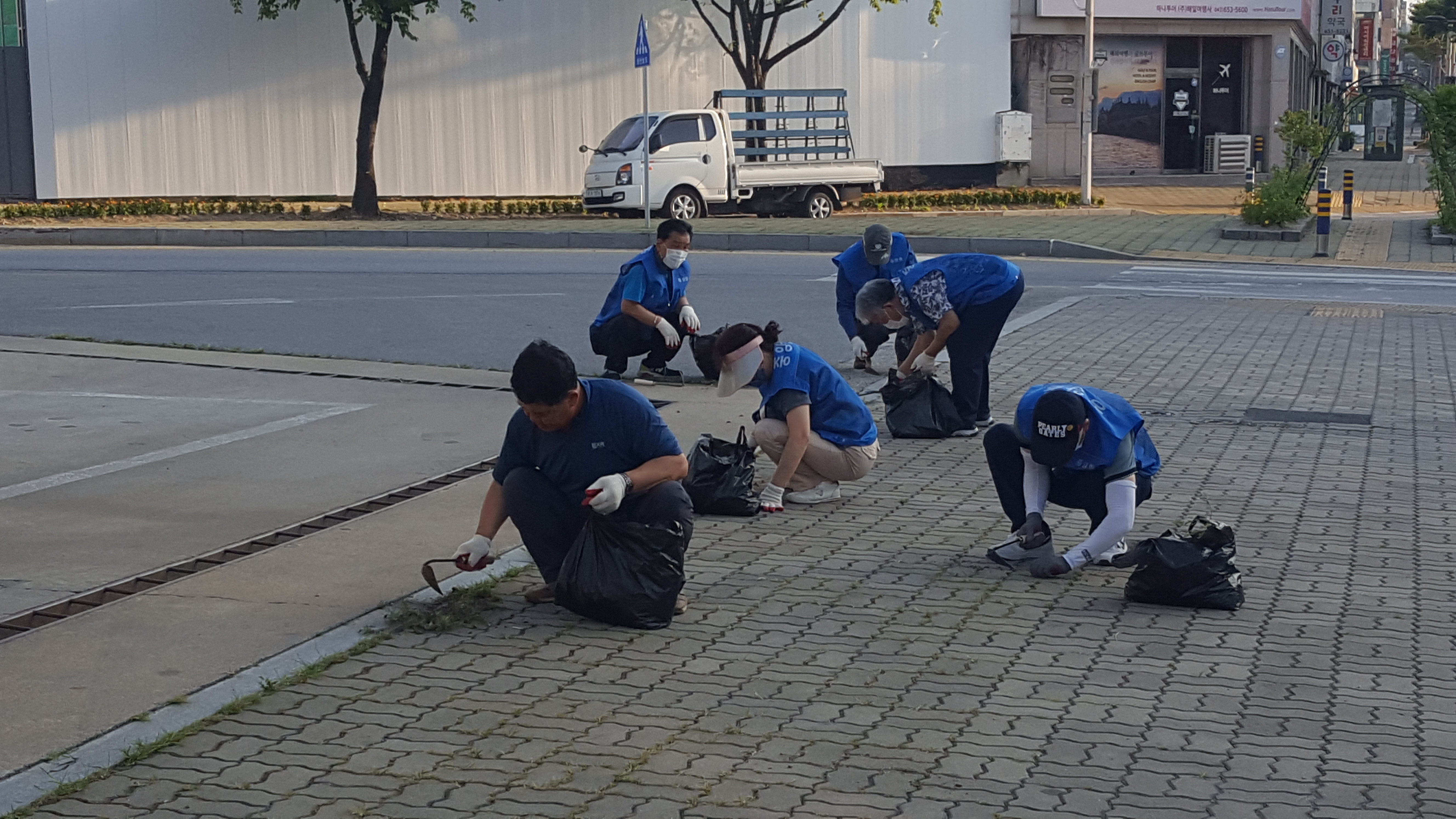 중앙동 통장협의회 대로변 제초작업 등 환경정화활동 실시 이미지 2